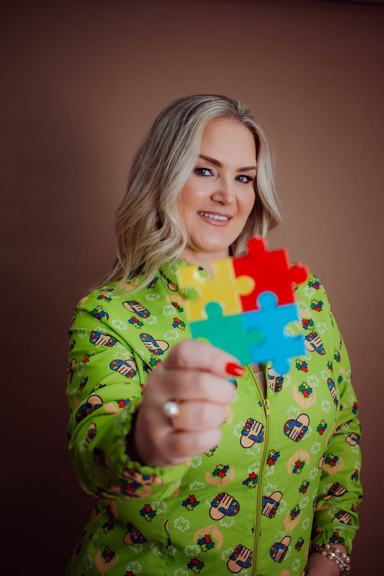 Dra. Bruna sorrindo em consultório